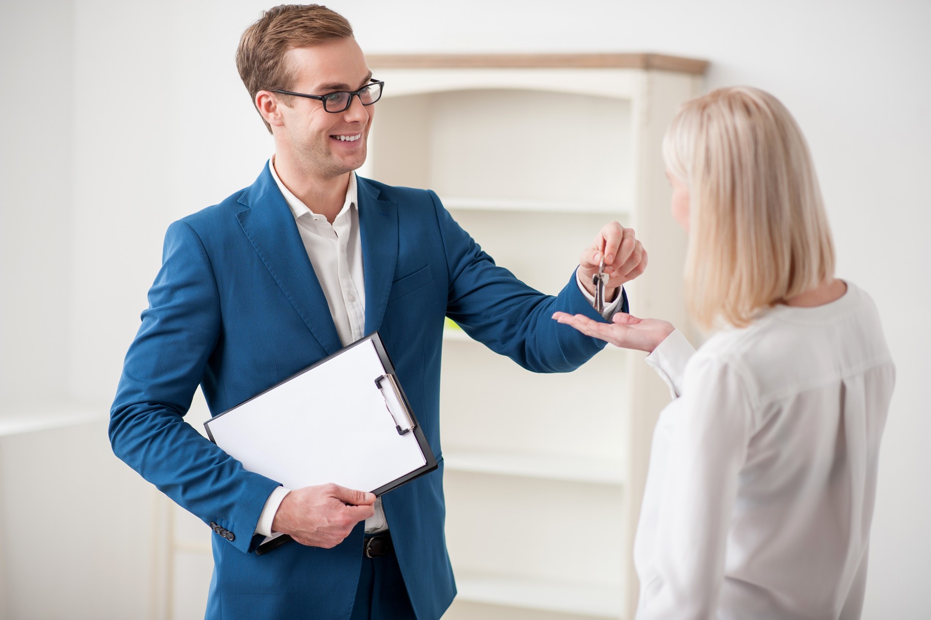 Attractive estate agent is selling the house